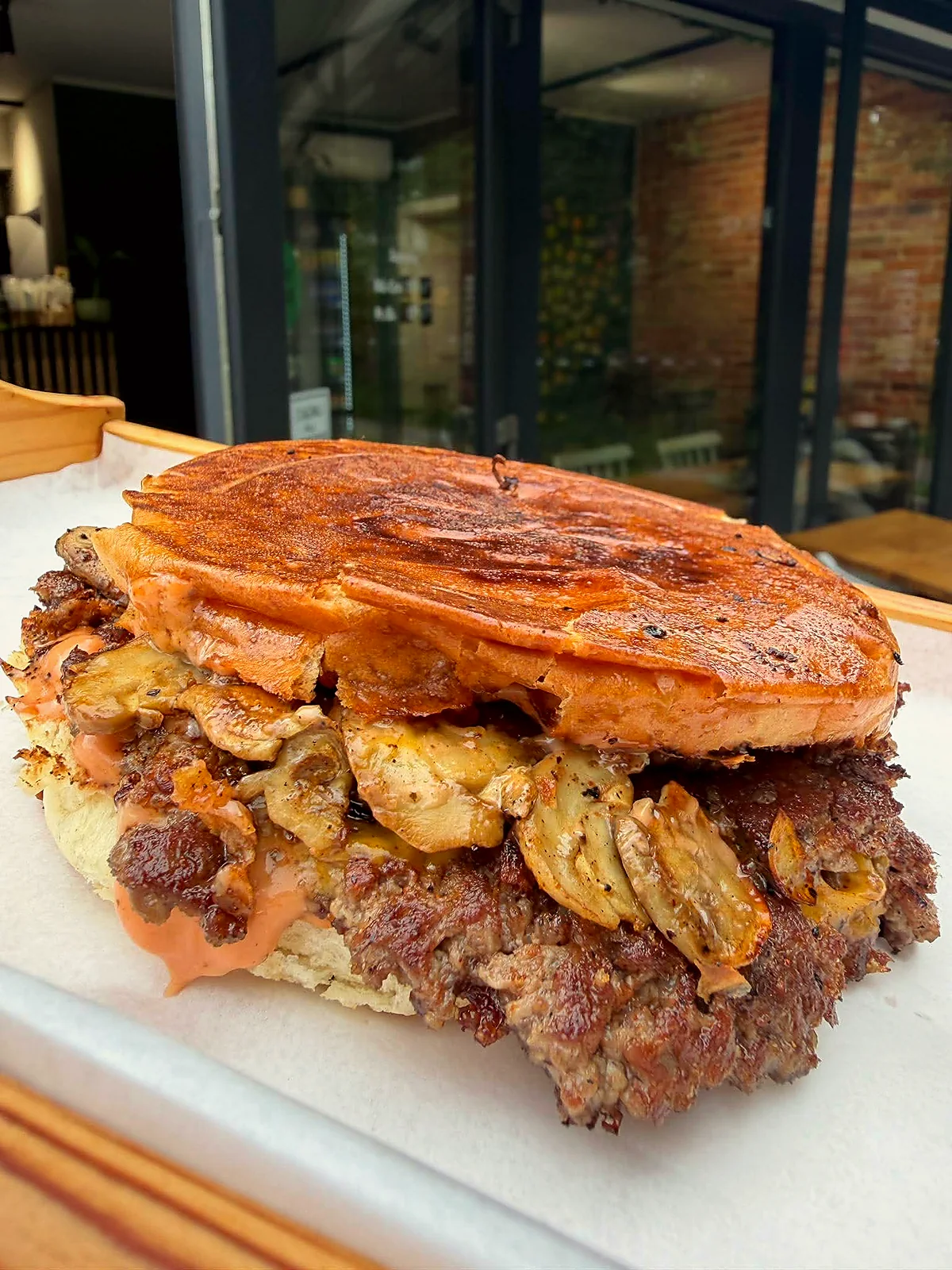 Realny burger StreetBurger.pl z grillowaną bułką i mięsem